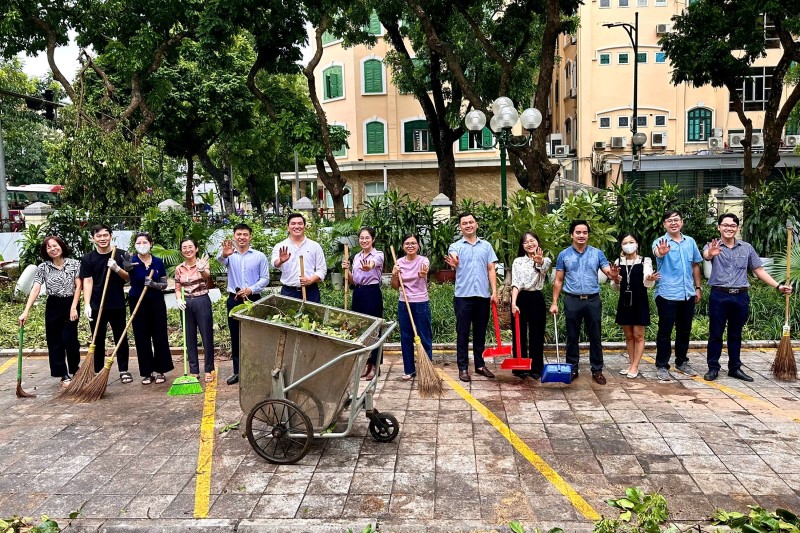 Đoàn thanh niên Bộ Tư pháp chung tay cùng Văn phòng Bộ khắc phục hậu quả bão Yagi tại Bộ Tư pháp